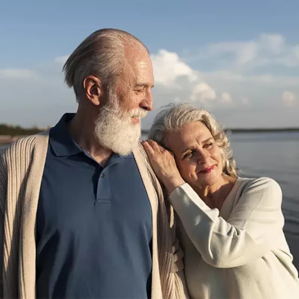 pareja-sonriente-tiro-medio-playa